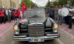 Klasik otomobil tutkunları, Isparta'da "Gül Festivali"nde buluştu