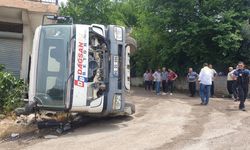 Osmaniye'de yolun çökmesi sonucu devrilen beton mikserinin sürücüsü yaralandı