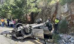 Antalya'da gurbetçilerin bulunduğu otomobilin devrilmesi sonucu 4 kişi yaralandı