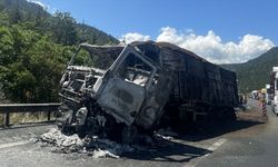 Mersin'de otoyolda kazaya karışan alkol ve küspe yüklü 2 tır yandı