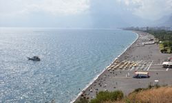 Antalya sahillerinde tatil hareketliliği sürüyor