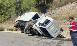 Antalya'da devrilen çöp kamyonundaki 1 işçi öldü, 2 kişi yaralandı