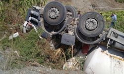 Hatay'da şarampole devrilen beton mikserinin sürücüsü öldü