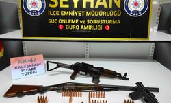 Adana'da evinde ruhsatsız tüfek ve tabanca bulunan zanlı tutuklandı