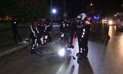 Adana'da elektrikli motosiklet ile polis motosikletin çarpıştığı kazada 1'i polis 2 kişi yaralandı