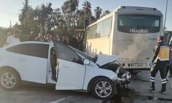 Antalya'da servis midibüsü ile otomobil çarpıştı, 2 kişi öldü, 13 kişi yaralandı