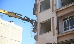 Hatay'da depremlerde hasar alan 11 bina kontrollü yıkıldı