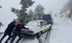 Kahramanmaraş'ta karda mahsur kalan öğretmenleri jandarma kurtardı