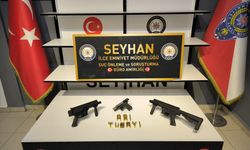 Adana'da bir evde ruhsatsız 3 tabanca ele geçirildi