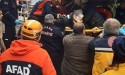 Adana'da kamyonun çarptığı kamyonetteki 2 kişi yaralandı