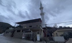 Hatay'da depremde hasar alan camiye çelik konstrüksiyonlu minare yapıldı