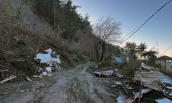 Hatay'da toprak kayması sonucu 3 yayla evi kullanılamaz hale geldi