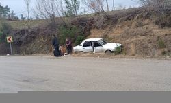 Adana'da şarampole savrulan otomobildeki 3 kişi yaralandı