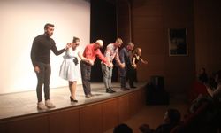 Gülnar'da "Altı Üstü Komedi" tiyatro oyunu sahnelendi
