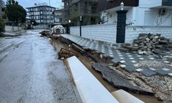 GÜNCELLEME 3 - Antalya'da şiddetli yağış yaşamı olumsuz etkiledi