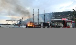 GÜNCELLEME - Alanya Balıkçı Barınağı'nda demirli iki tur teknesi yandı