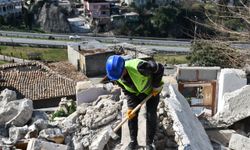 Hatay'da iş makinesinin ulaşamadığı hasarlı binaları özel ekip yıkıyor