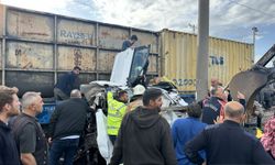 Hatay'da trenin çarptığı otomobilin sürücüsü yaralandı