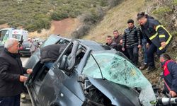 Isparta'da otomobil ile kamyonun çarpışması sonucu 3 kişi yaralandı
