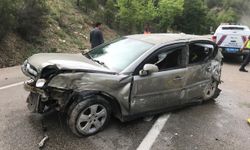 Burdur'da devrilen otomobildeki bebek öldü, anne ve babası yaralandı