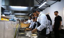 Depremde fakülte binası yıkılan öğrenciler dünya yemeklerini prefabrik mutfakta öğreniyor