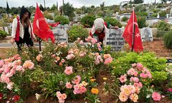 Hatay'da 3 kardeş, depremde ölen anne ve babasının mezarını ziyaret etti