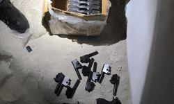 Adana'da bir evde ruhsatsız 13 tabanca ve 35 silah parçası ele geçirildi