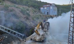 Alanya'da iş makinesinin elektrik tellerine takılması sonucu çıkan yangın söndürüldü