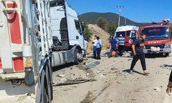 Antalya'da tır ile otomobilin çarpışması sonucu 1 kişi öldü, 3 kişi yaralandı