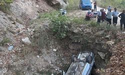 Alanya'da çukura yuvarlanan otomobilde sürücü yaralandı