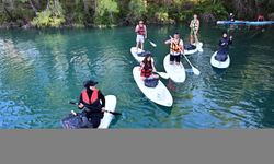 Antalya'da gençler kürek sörfüyle baraj gölünü temizledi