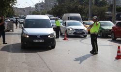 Adana'da yayalara yol vermeyen sürücülere ceza kesildi