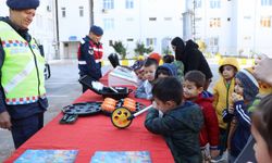 Burdur İl Jandarma Komutanlığı minik misafirlerini ağırladı