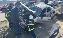 Antakya'da Otomobilin Refüje Çarpması Sonucu 6 Kişi Yaralandı