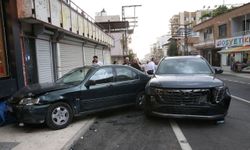 Hatay'da freni arızalanan iş makinesi park halindeki 4 araca çarptı