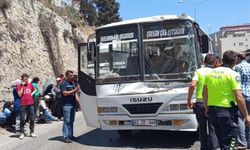 Hatay Belen’de işçi servisi tıra çarptı, 2 kişi yaralandı