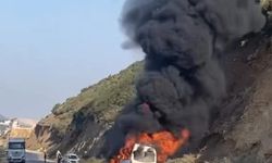 Altınözü'nde seyir halindeki servis minibüsü yandı