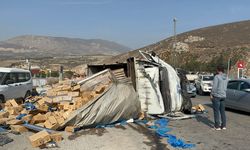 Hatay'da kamyon kırmızı ışıkta bekleyen 6 araca çarptı, 4 kişi yaralandı