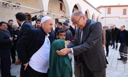 Başkan Yapar, Cuma Namazı Sonrası Vatandaşlarla Buluştu