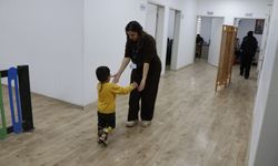 HBB Engelsiz Yaşam Merkezi’nde Tedavi Gören Eren İlk Adımlarını Attı!