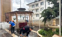 Gençlerden Ramazan Öncesi Anlamlı Cami Temizliği