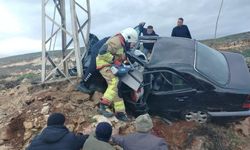 Reyhanlı’da Otomobil Elektrik Direğine Çarptı