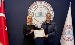 Örnek Öğretmene Başarı Ödülü Verildi