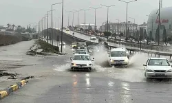 Hatay’da Şiddetli Yağış Yolları Göle Çevirdi