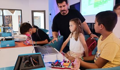 Kepez'de çocuklar, robotik kodlama atölyesinde yeteneklerini geliştiriyor