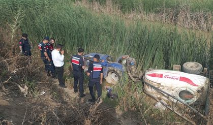 Mersin'de devrilen traktörün altında kalan sürücü öldü