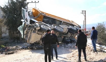 Antakya'da devrilen hafriyat kamyonunun sürücüsü yaralandı
