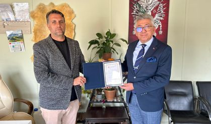 Altınözü'nde maaşını TSKGV'ye bağışlayan muhtara teşekkür belgesi