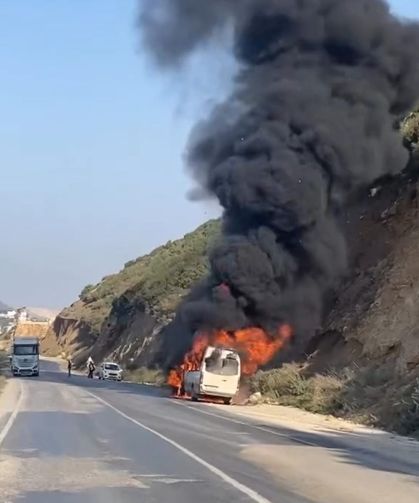 Altınözü'nde seyir halindeki servis minibüsü yandı