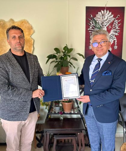 Altınözü'nde maaşını TSKGV'ye bağışlayan muhtara teşekkür belgesi